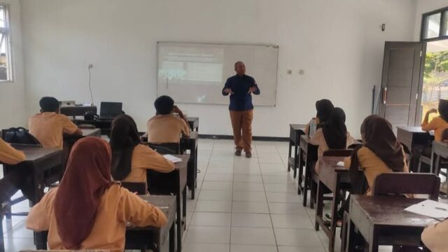 KPU KSB Kenalkan Sejarah Demokrasi kepada Siswa SMKN 1 Brang Ene
